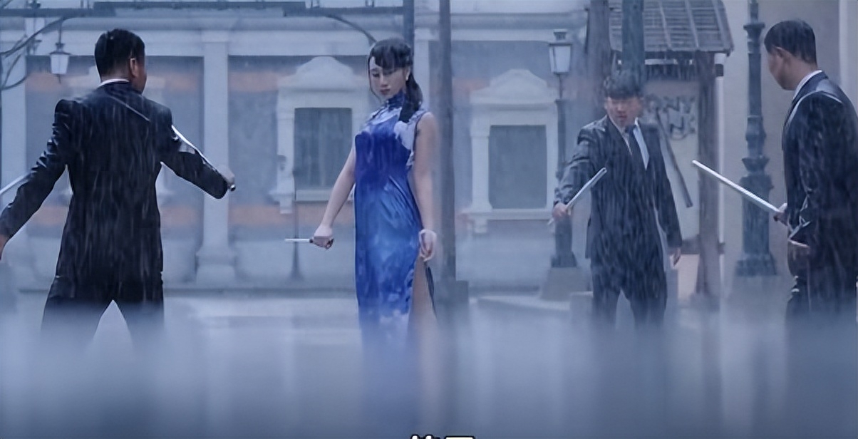 这些侮辱观众的剧情:红裙美背搞偷袭我忍了,湿旗袍打鬼子忍不了