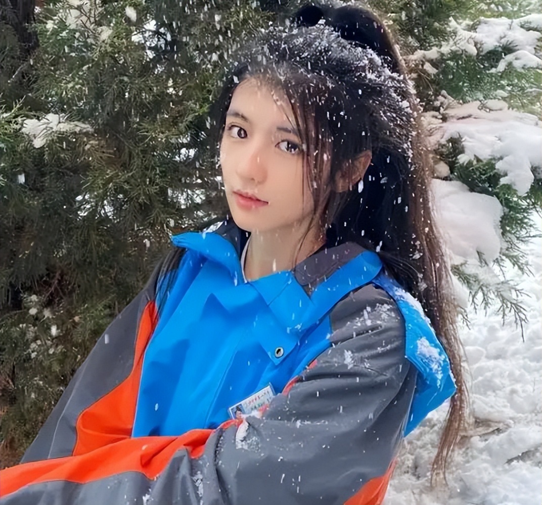 新疆维吾尔自治区|新疆一女高中生因“高颜值”走红,五官精致满脸清纯,谁看谁喜欢