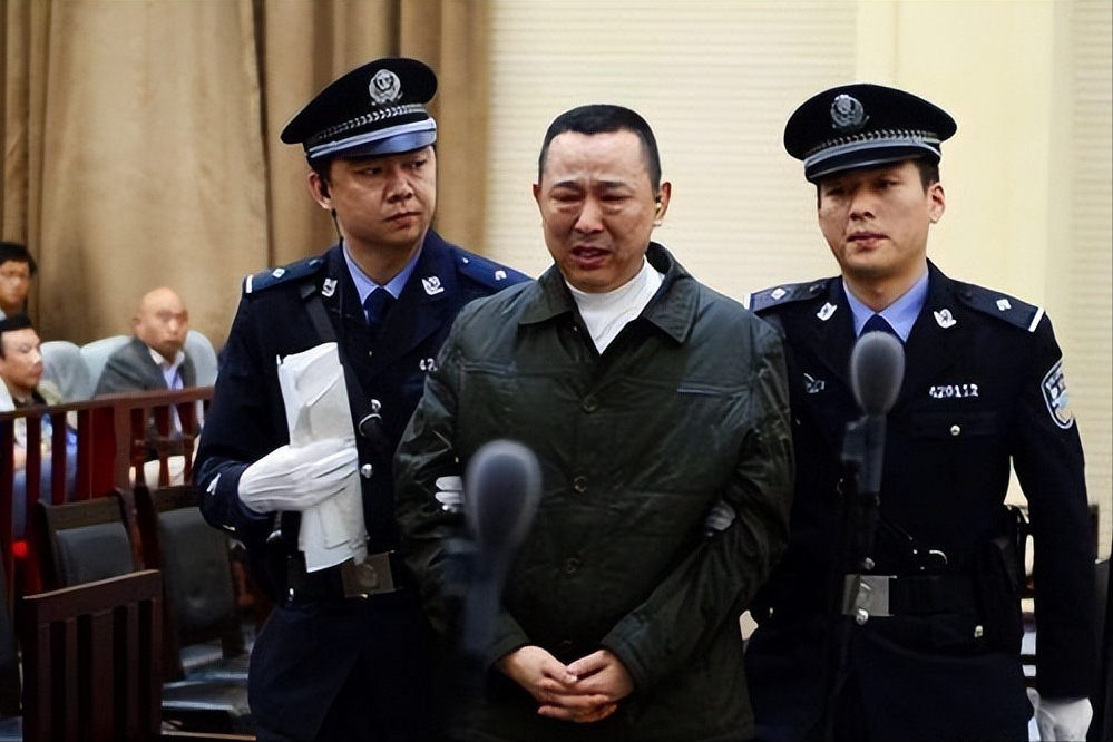 黑老大刘汉:花30万买女星初夜,被捕后与警察叫嚣,终逃不过死刑 - 娱乐