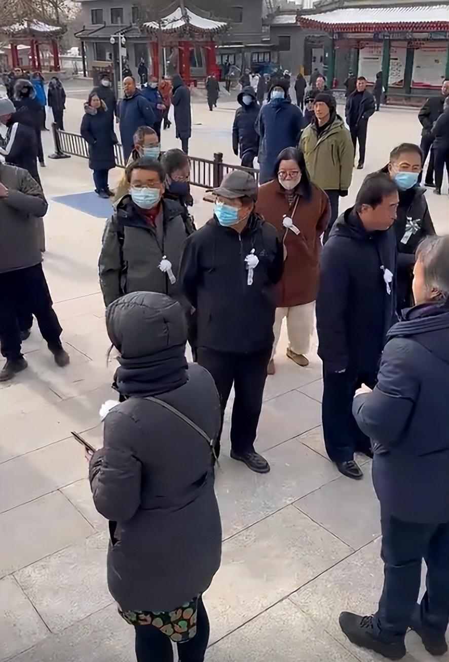 朱令举办告别仪式,灵堂摆满花圈,妈妈穿拖鞋送别女儿,惹人泪目