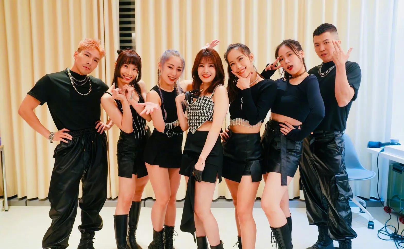 徐怀钰|徐怀钰开撕贾静雯?不顾还在录制期发文暗讽?