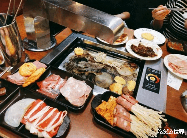 烤肉|吃烤肉时,服务员总是问“换纸吗”?其实是一句暗示,不懂很尴尬