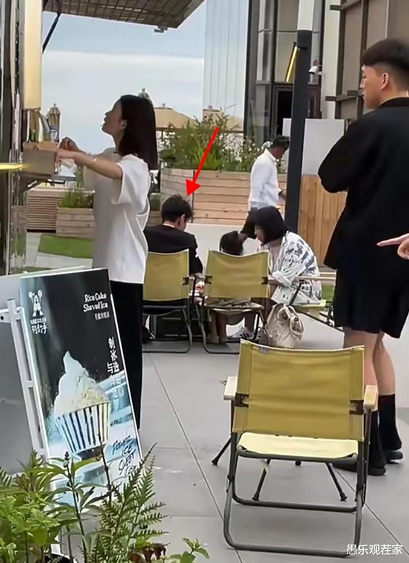 章子怡带俩娃度假,7岁女儿活泼可爱,帮网友抱娃被赞亲切有爱心