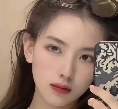 王思聪新女友身份曝光：清纯00后住豪宅同居，疑是私生子生母？