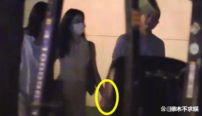 李亚鹏一家三口聚餐,17岁李嫣又高又瘦,33岁海哈金喜小腹微隆!