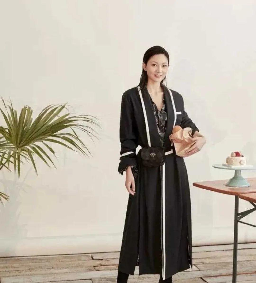 陈婷|张艺谋娇妻携儿女拍大片，陈婷一改往日黄脸婆形象，尽显贵妇气质