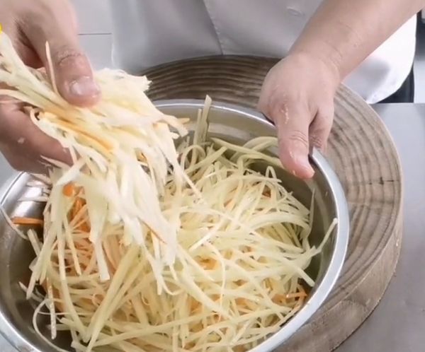 土豆丝|土豆丝买回家和这几样一起煎,好吃美味又简单