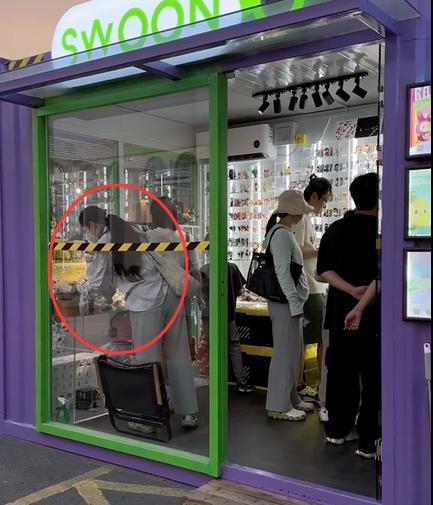 郭碧婷|郭碧婷身材发福逛玩具店，戴玉石项链名表很贵气，素颜拒绝拍照