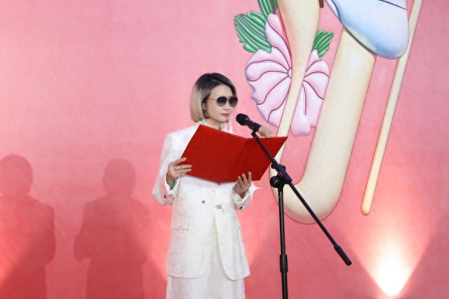 意尔康二公子订婚现场:新娘小肚隆起像怀孕,婆婆风头盖过新娘子