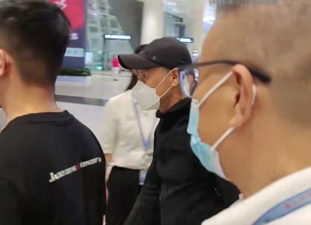 张学友现身武汉机场太低调！接机粉丝还没保安多，接地气行为获赞