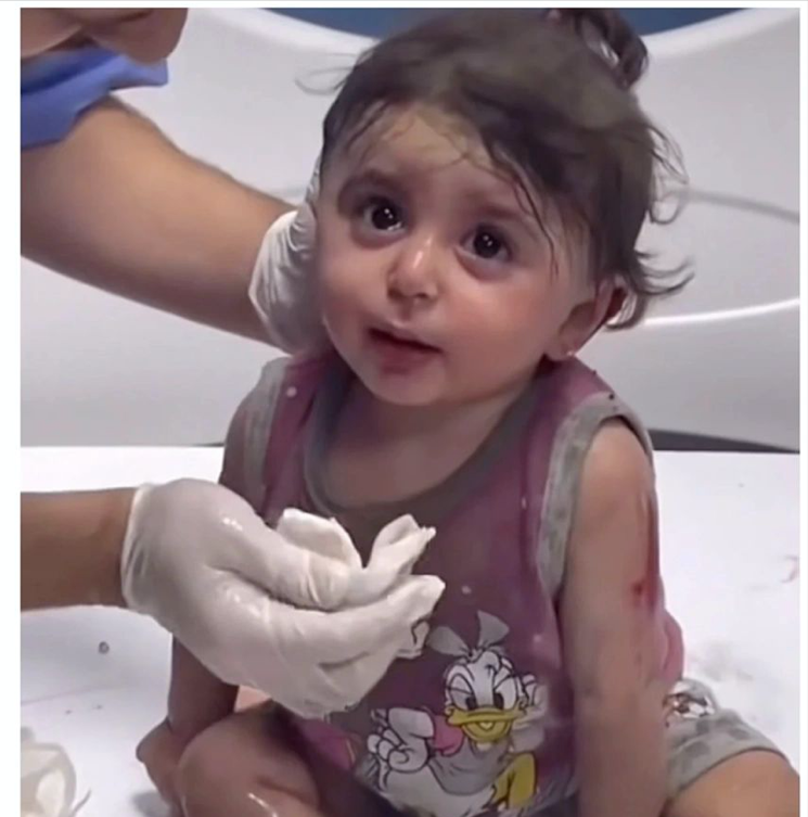 加沙天使女孩和家人一起出镜，穿奶黄衣服好可爱！哥哥颜值也好高