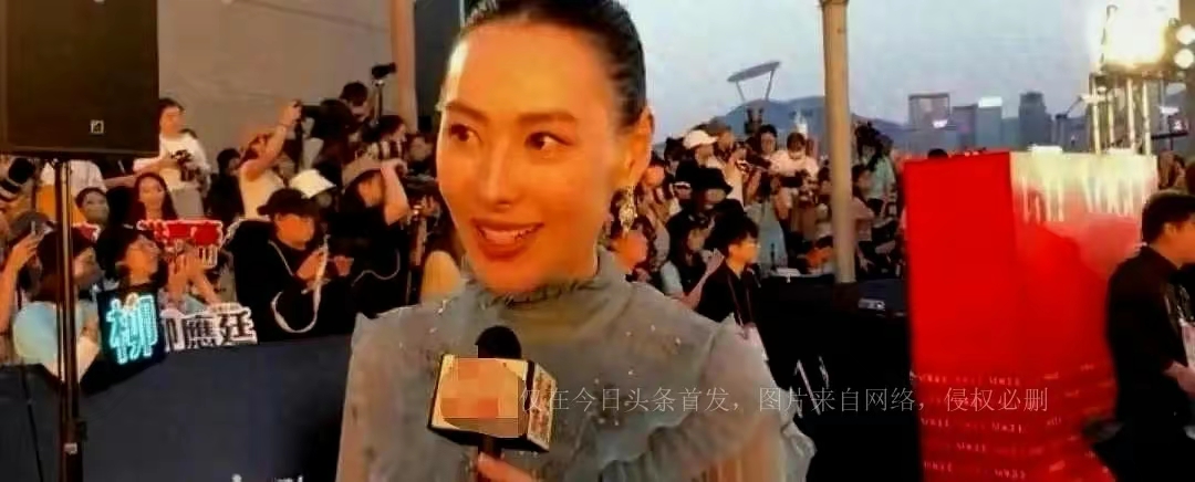 梁洛施又回加拿大14岁大儿子高大帅气，身价过亿不入豪门太幸福