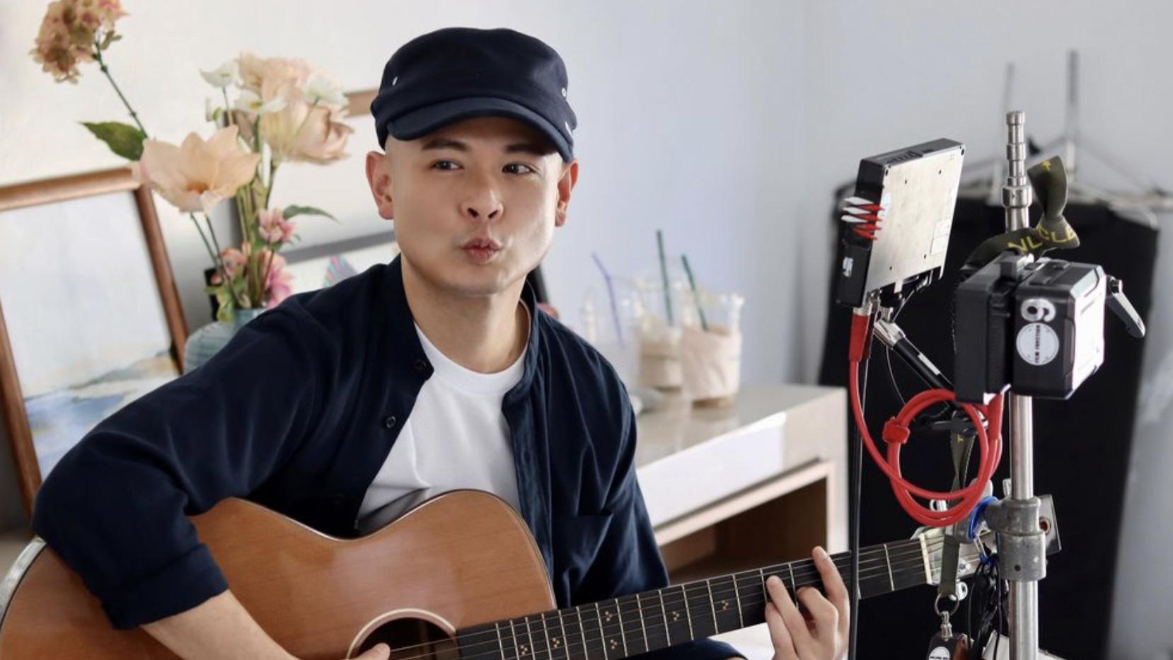 46岁香港知名歌手移居泰国，穿拖鞋开电车很休闲，已融入当地生活