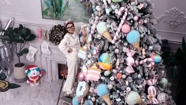 周扬青晒家中巨型圣诞树，上亿豪宅内景曝光客厅高8米，房子是爸爸送的礼物