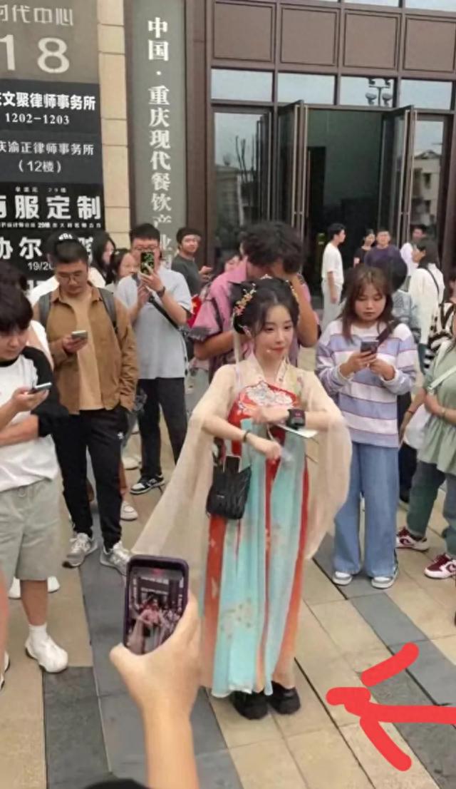 冯提莫:重庆巷头像小孩,初中好友爆身高1米48又穿厚底鞋