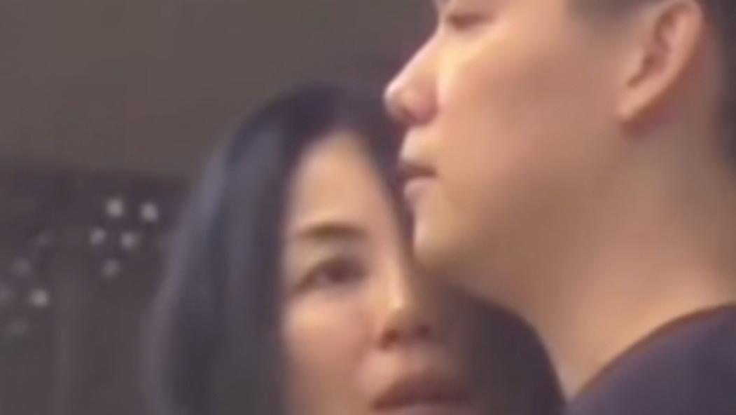 王菲陪李嫣做头发教朋友唱歌，手按对方肚子超认真，温馨又狼狈！