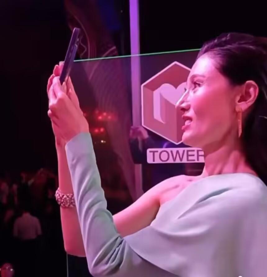 李嘉欣马来西亚活动生图，网友吐槽：瘦骨嶙峋，看着就害怕