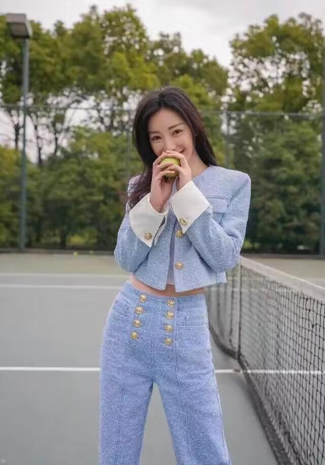 穿衣搭配|柳岩带火了一种穿搭叫“上面去约会,下面去上班”,真显瘦!