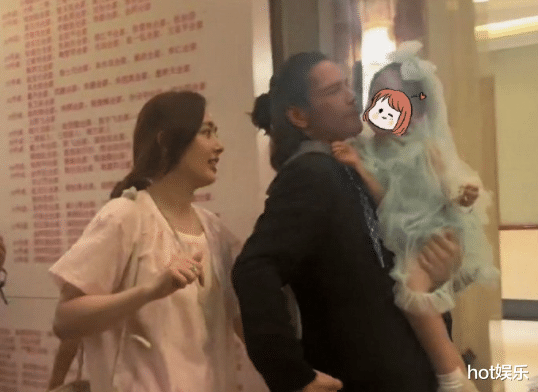 向佐为流量拼尽全力,违规带女儿直播后,朋友婚礼高调牵手郭碧婷