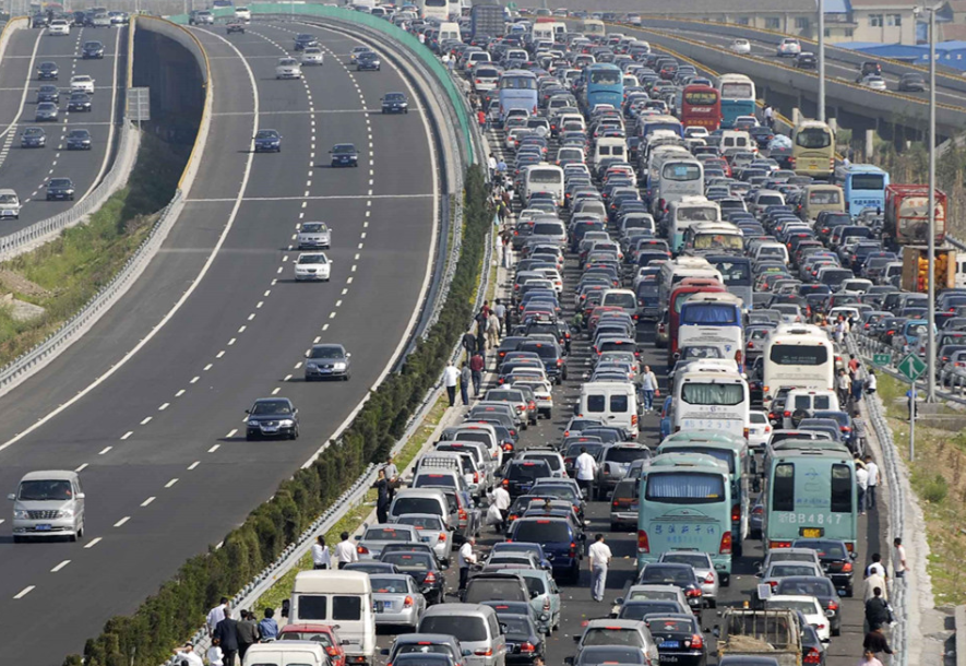 “这是职场不是幼儿园”！高速堵车员工请假却被拒，这波我站老板