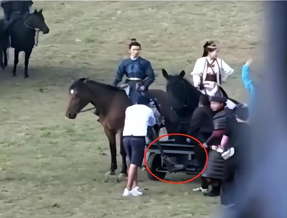 怪不得电视里只有上半身，镜头下移后，是不能看的尴尬全景！