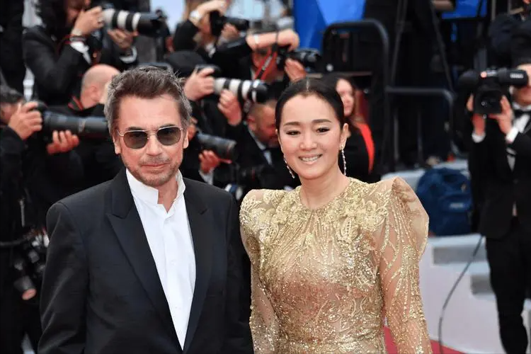 郭晶晶|巩俐与郭晶晶同台出席晚宴!罕见主动屈膝挽手,后者拘谨显尴尬