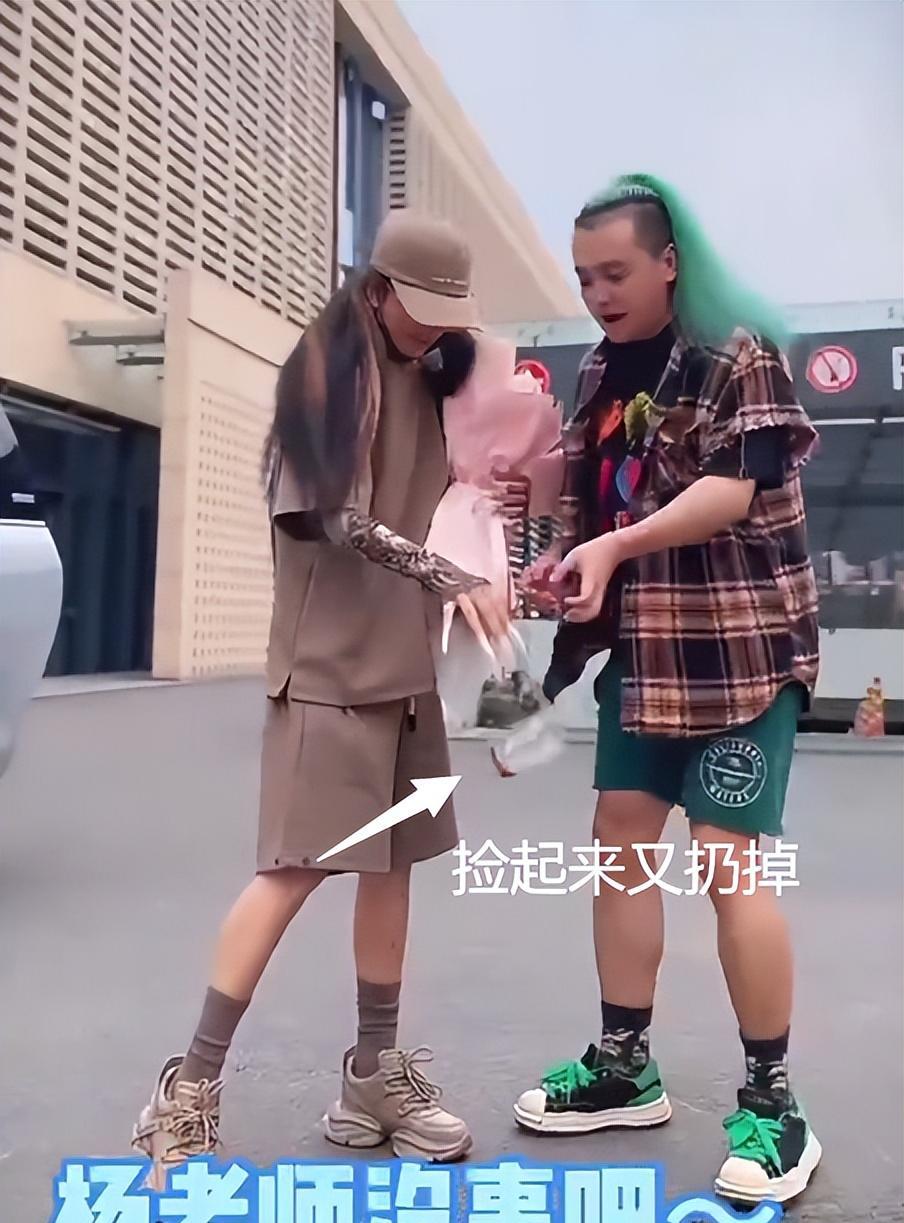 杨丽萍|65岁杨丽萍再惹争议!随手扔垃圾被批没素质,腿部满是疤痕太抢眼