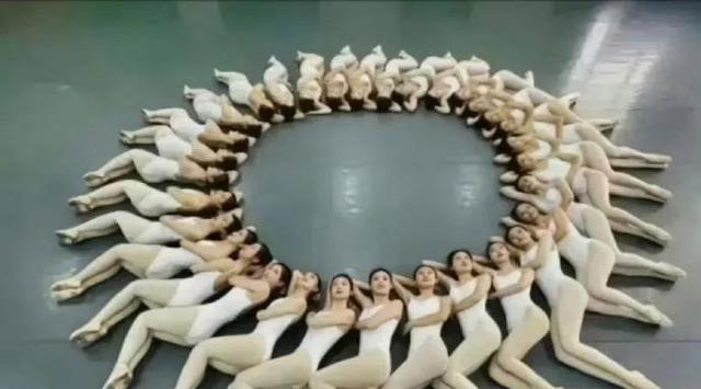 许家印亲自“面试”恒大歌舞团,三朵金花照片流出,如今嫁大人物