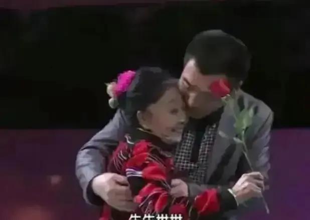 李玉成|网传李玉成换豪车,和86岁马玉琴坐一起,马玉琴却穿一身旧衣,看起来很可怜