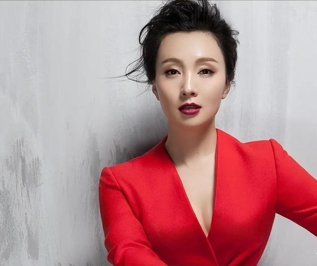 徐峥|51岁徐峥胖到认不出!穿美国国旗服装逛上海,衣品前卫又不失时尚!