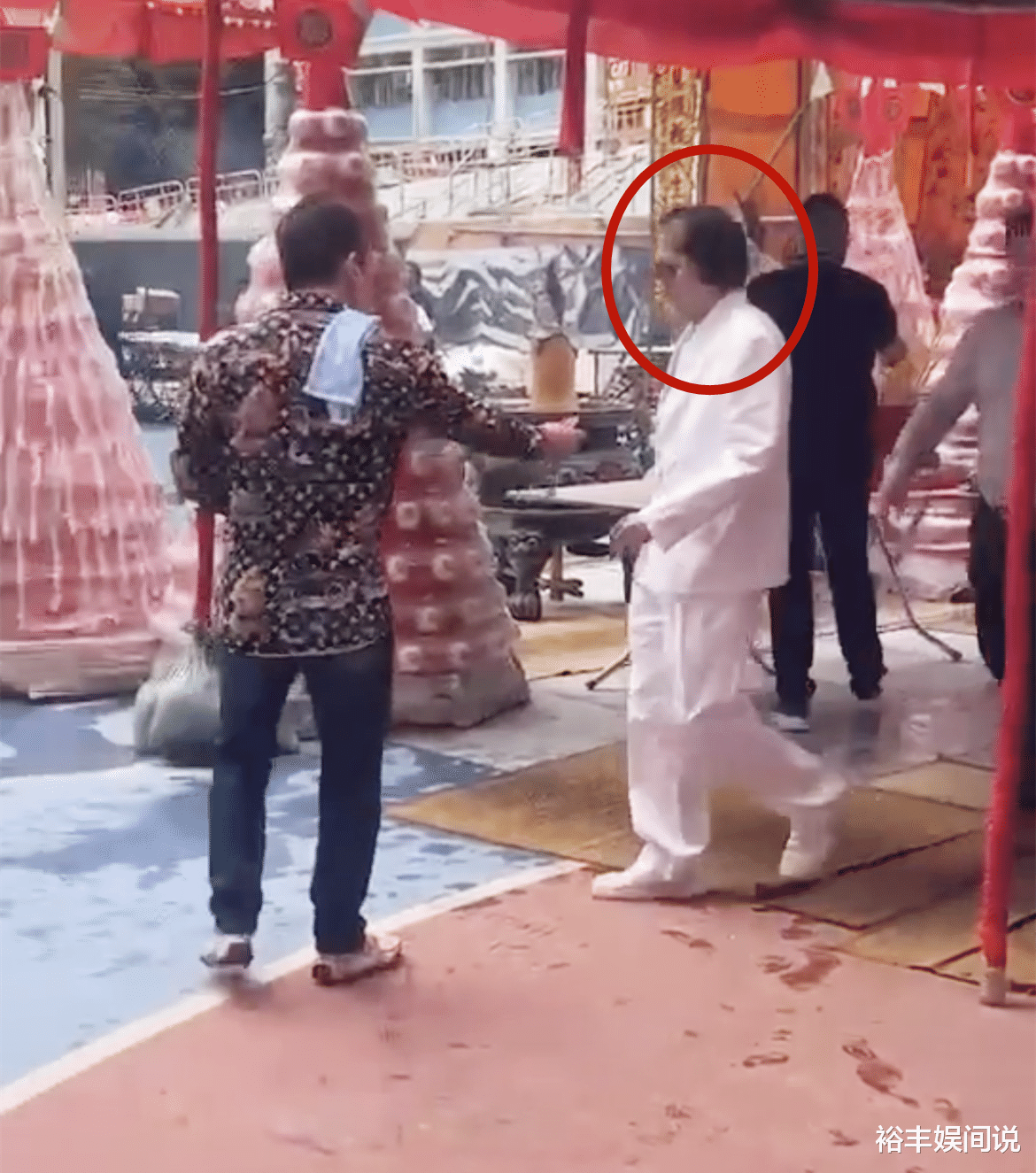 64岁“上海仔”郭永鸿罕现身，6个黑衣保镖在侧，空气刘海已消失