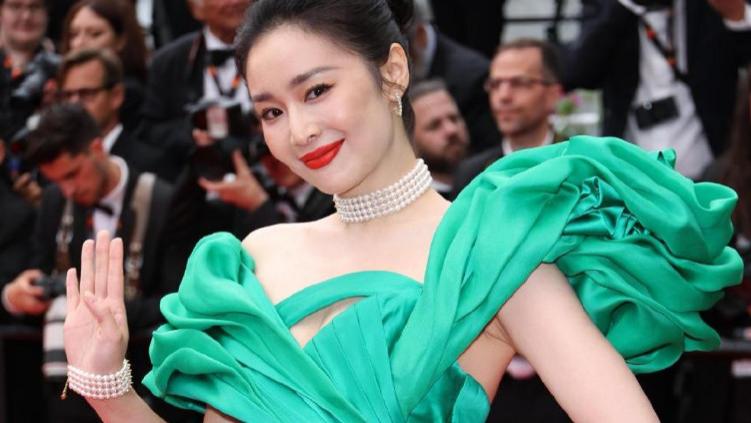 |戛纳翻车！高叶礼服皱巴脱线，张雨绮脚趾挤鞋外，网友：要赔钱了