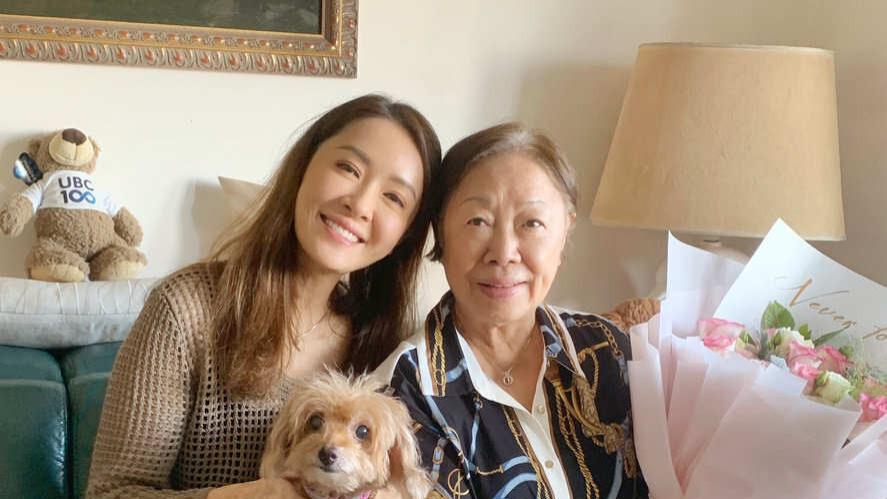 48岁前港姐冠军晒近况！一家人为母亲庆生，两母女被指太相似