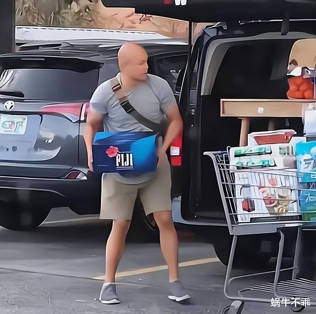 48岁主持人乐嘉现状:在美国住别墅、开豪车,过着奢华生活!