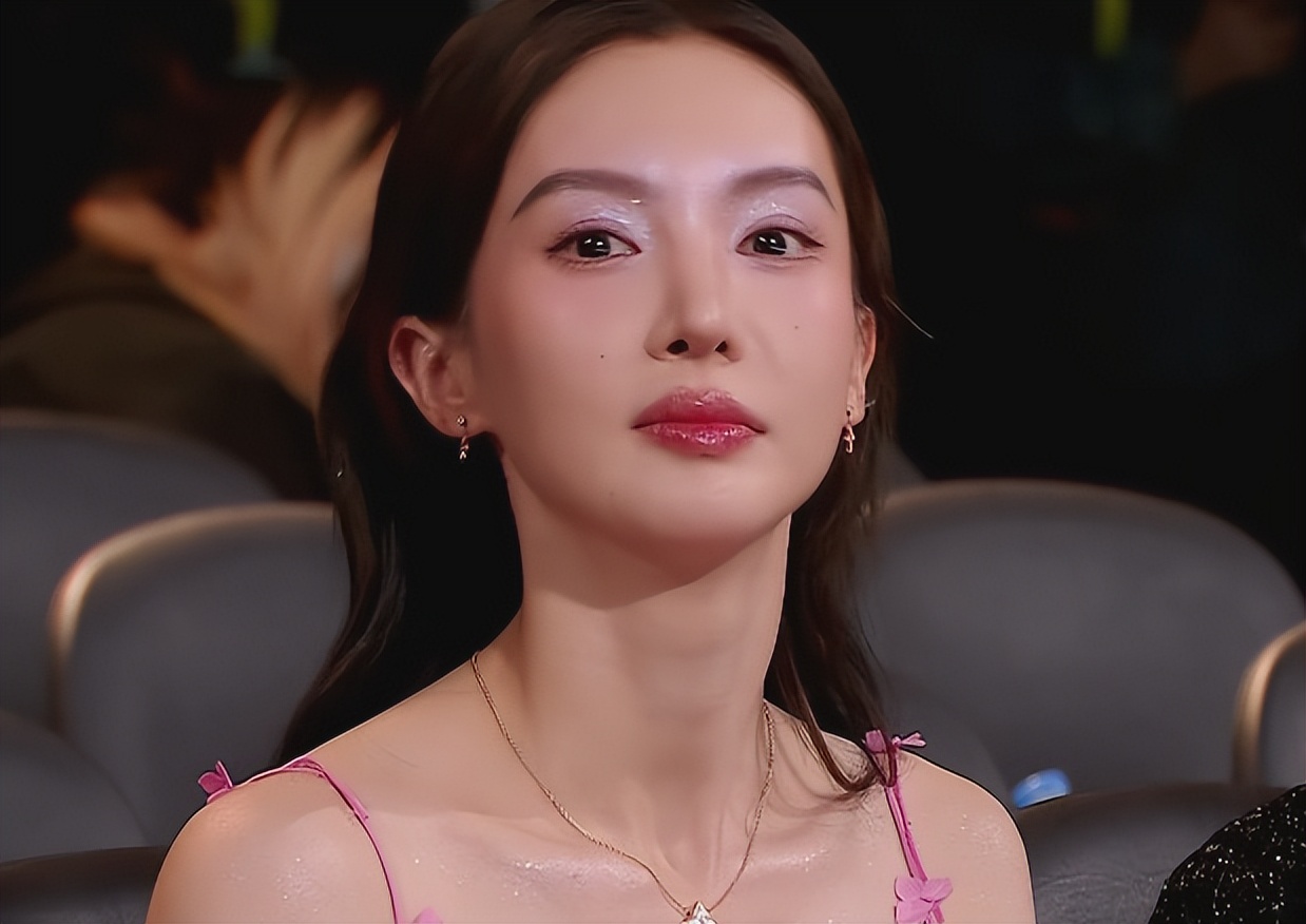 当31岁杨紫和26岁代露娃站一起，我才彻底明白，美人在骨不在皮