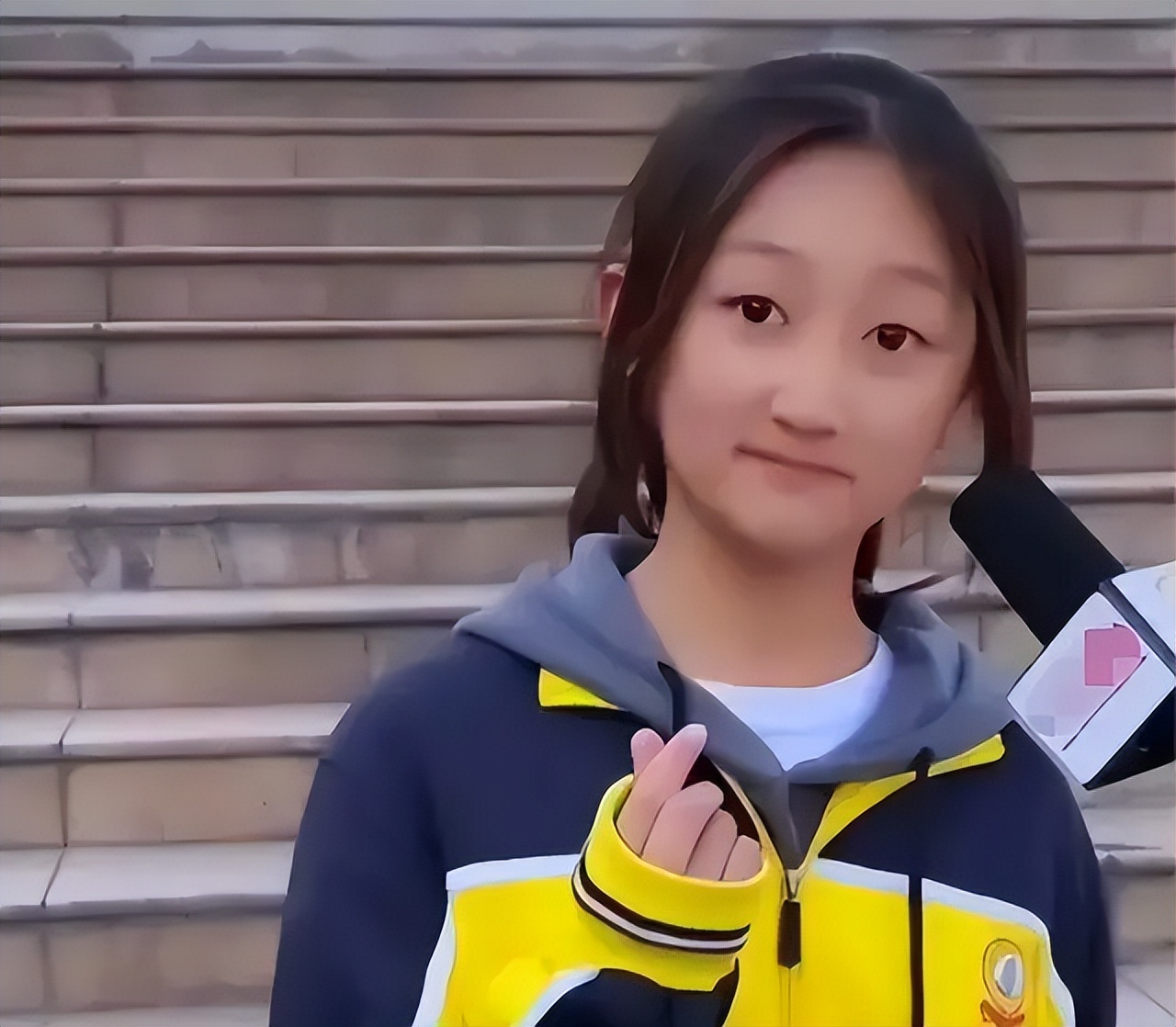 高马尾 高马尾成过去式，鲇鱼须逐渐引领学生潮流，年轻人审美搞不懂