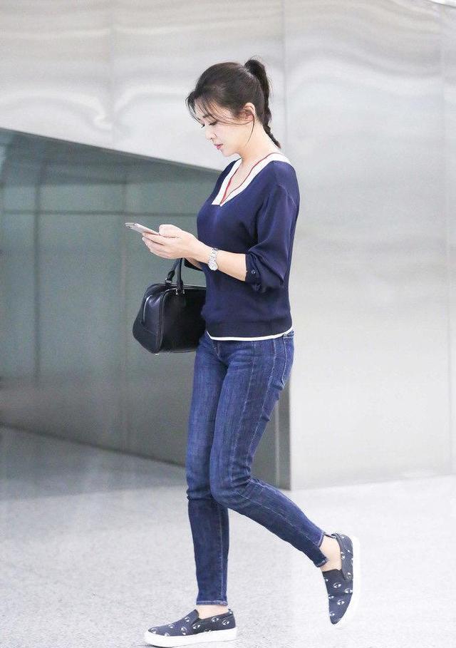 江珊新造型现身机场，青春感十足不输小姑娘，说她四十岁都嫌多