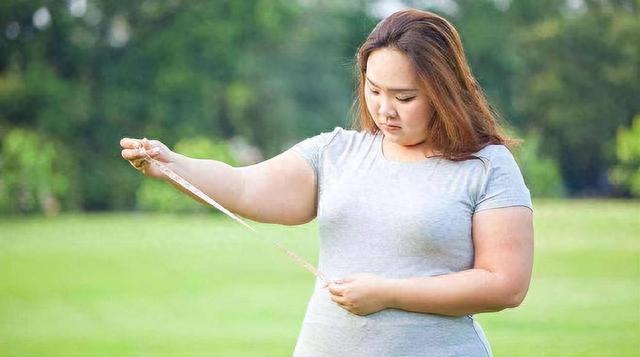 女性过了50岁，体重控制在多少最合适？自查一下，或许你并不胖