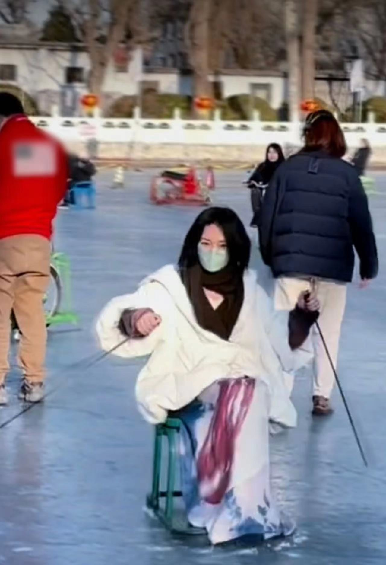 周迅|周迅在什刹海玩溜冰!穿衣娇俏似少女,与小13岁男友感情稳定