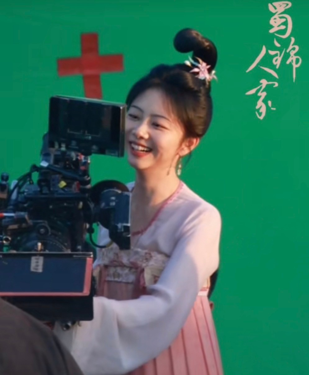 同样是唐妆,把谭松韵杨紫和伊能静放一起看,女星审美差距就出来了