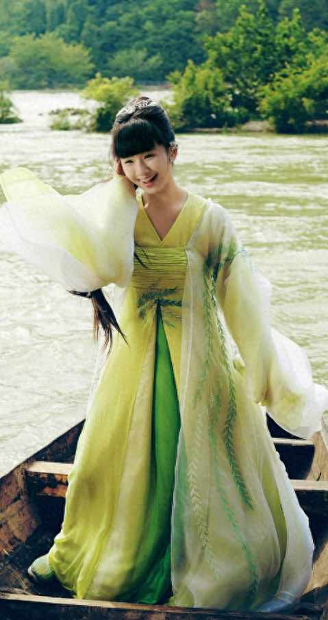 有种“整容”叫小彩旗长大，早恋、拔丝吻、浓妆艳抹的她像换个人