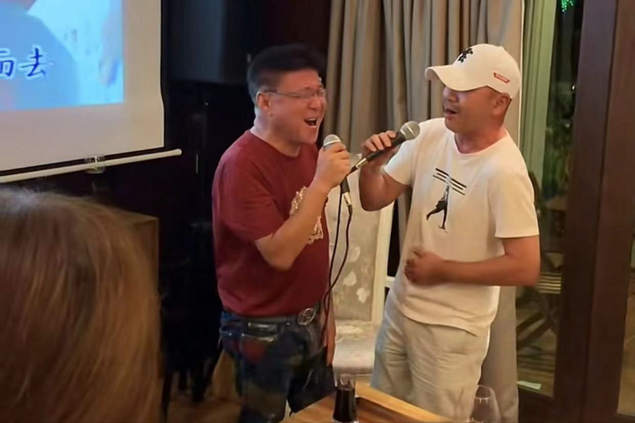 姜育恒|知名男星定居国外，和多位富婆豪宅聚会，姿势过于亲密引争议