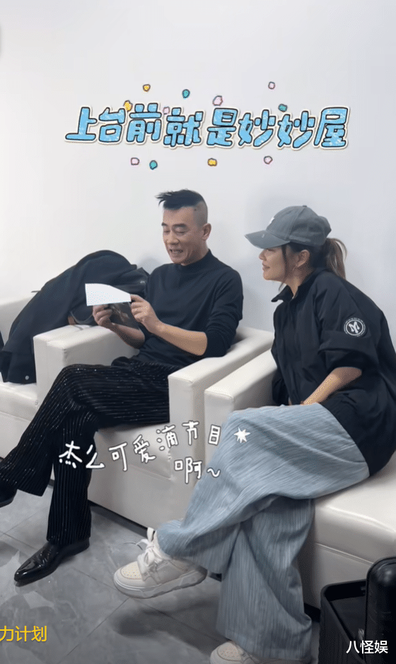 应采儿陪陈小春工作，衣着宽松鼻头变大被猜怀三胎，回应耐人寻味