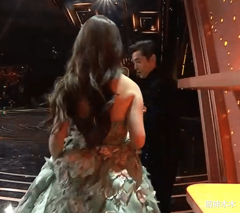 杨幂|85花同框状态大比拼：杨幂脸垮显老，刘诗诗状态佳，刘亦菲圆润