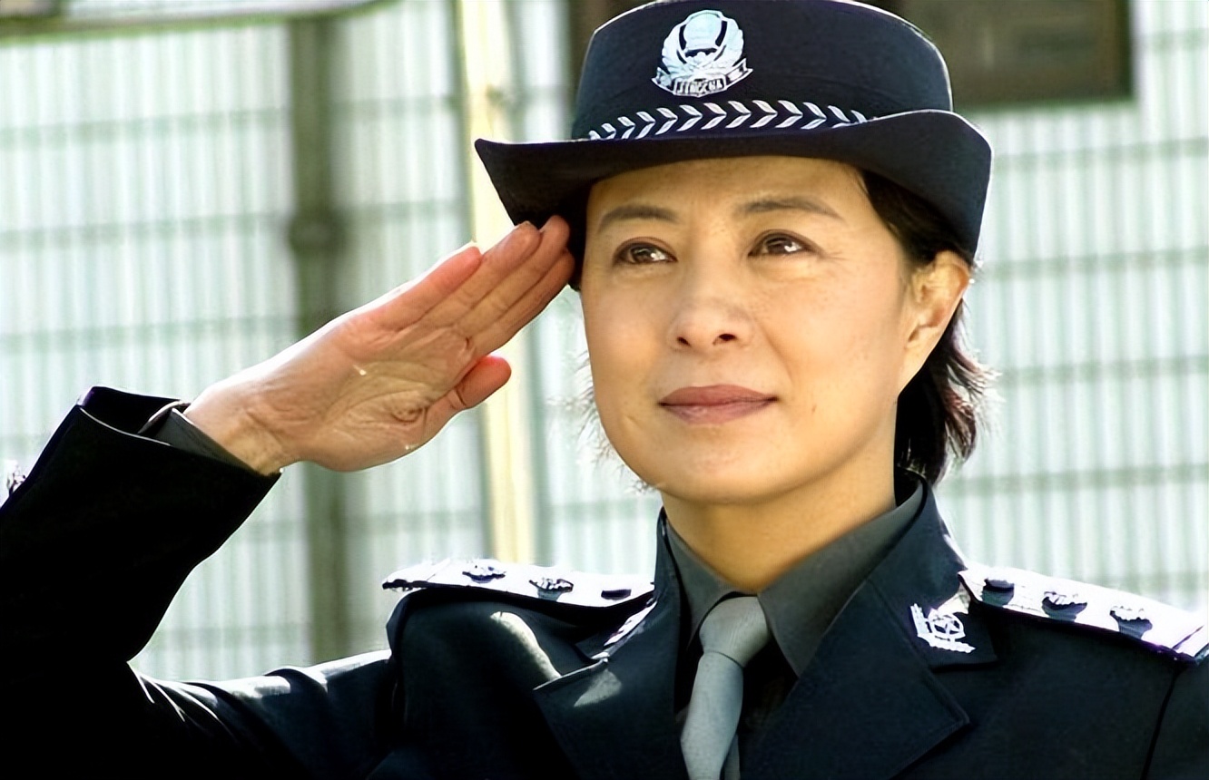 整容脸又来祸害公安剧?假鼻梁、脸肿像发面馒头,别再侮辱警察了