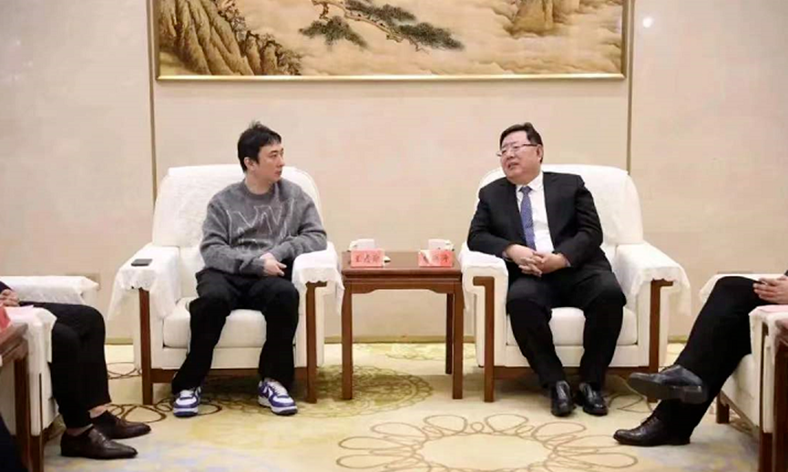 王思聪无奈继承万达家业，一身休闲装或成最后的倔强