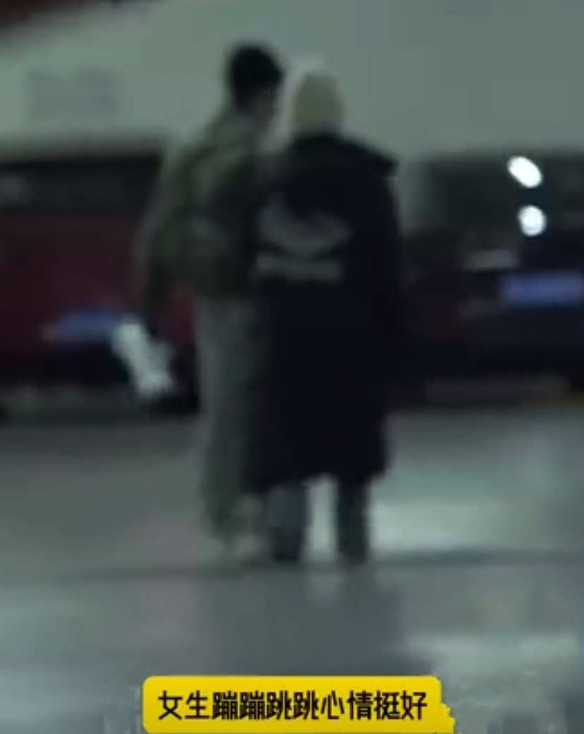 王栎鑫疑似新恋情曝光，与女子牵手同回住处，女方正面曝光颜值高