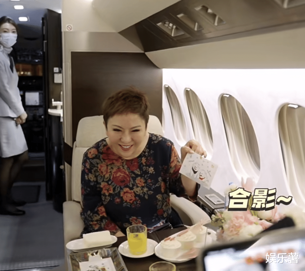 向太|向太夫妇坐私人飞机回家，孙子萌照曝光，杭州定居消息引热议
