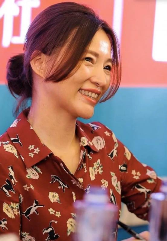 跑步 49岁董卿素颜照曝光！沧桑得很却越看越舒服