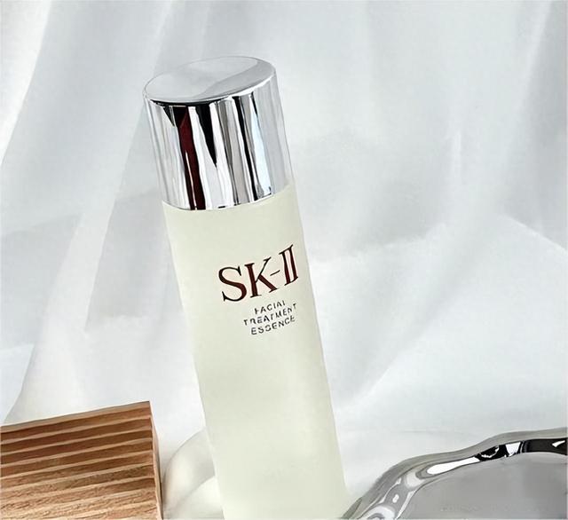 抗初老的爽肤水推荐:能够紧致皮肤,让皮肤变得更加光滑、细腻!